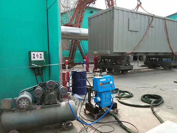 大城縣聚氨酯發(fā)泡機(jī)移動房屋保溫施工